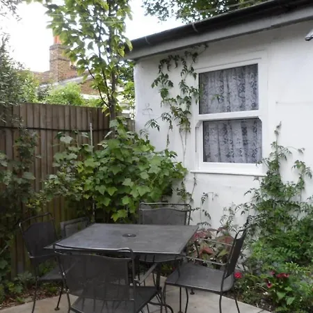 Bubblesbnb- Lovely 1 Bedroom Studio Flat Apartment London