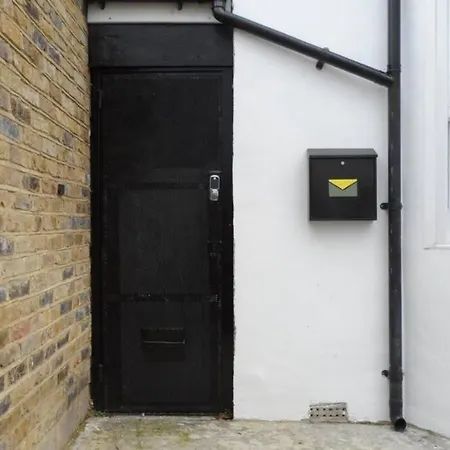 Bubblesbnb- Lovely 1 Bedroom Studio Flat Apartment London