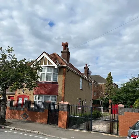 Daring Heights, A Cosy Detached Close To Heathrow With Secure Gated Parking