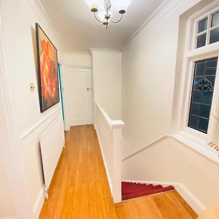 Feriehus Daring Heights, A Cosy Detached Close To Heathrow With Secure Gated Parking