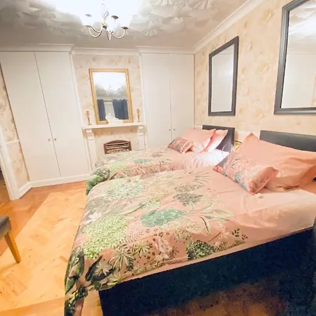 Feriehus Daring Heights, A Cosy Detached Close To Heathrow With Secure Gated Parking Hayes (Greater London)