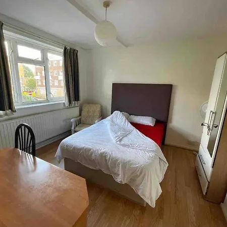 Alloggio in famiglia Arbnb Comfy Sleep Self Catering Private Bedrooms 60 Pound Per Night Per Person