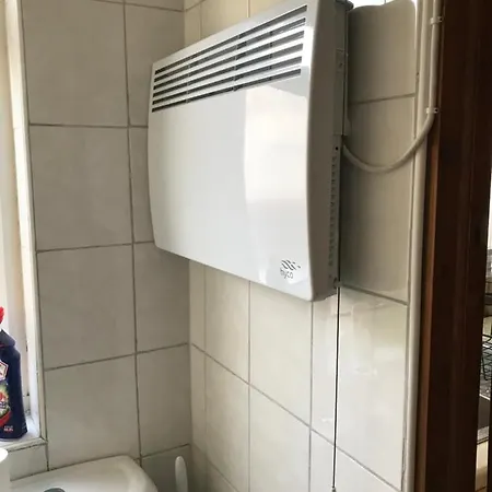 Bubblesbnb- Lovely 1 Bedroom Studio Flat *