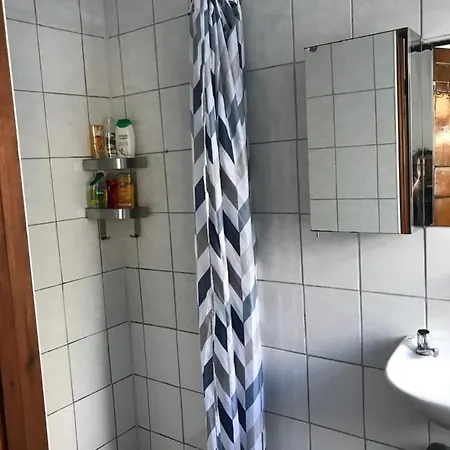 Bubblesbnb- Lovely 1 Bedroom Studio Flat *