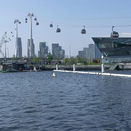 Serene Waterfront - Excel * Londra