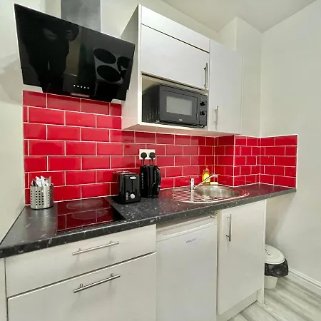 Comfortable - Cosy - Budget In Center