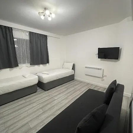 Comfortable - Cosy - Budget In Center