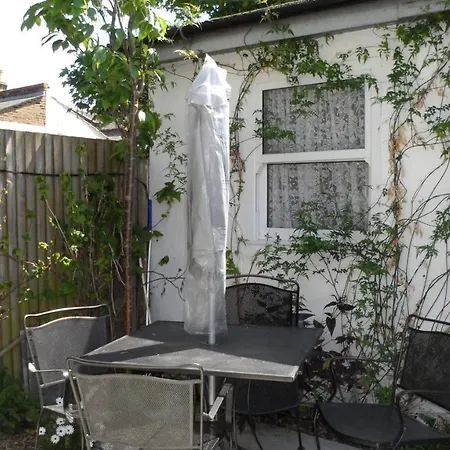 Bubblesbnb- Lovely 1 Bedroom Studio Flat Apartment London