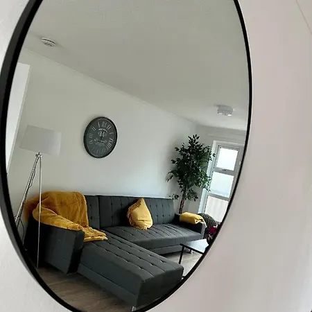 New Cosey 2 Bedroom With Free Parking *