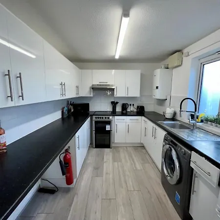 New Cosey 2 Bedroom With Free Parking