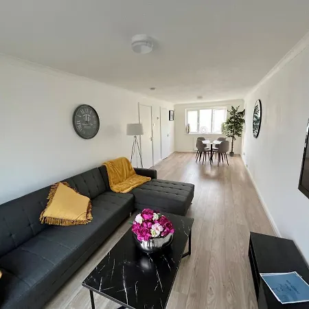 Apartment New Cosey 2 Bedroom With Free Parking *