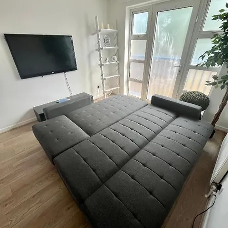 Apartment New Cosey 2 Bedroom With Free Parking *
