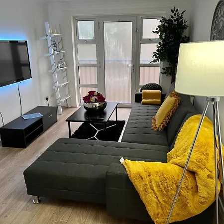 New Cosey 2 Bedroom With Free Parking