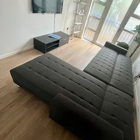 New Cosey 2 Bedroom With Free Parking *