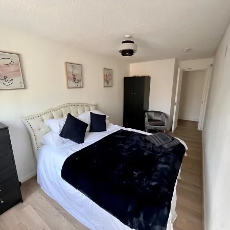 New Cosey 2 Bedroom With Free Parking Apartment London