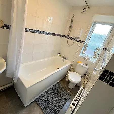 New Cosey 2 Bedroom With Free Parking *