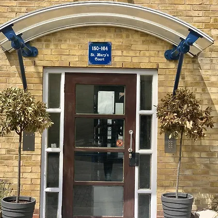New Cosey 2 Bedroom With Free Parking London