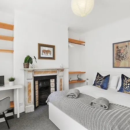 Stunning Victorian Property Near Canary Wharf! Holiday home