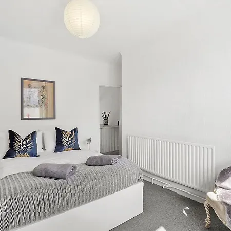 Stunning Victorian Property Near Canary Wharf! *