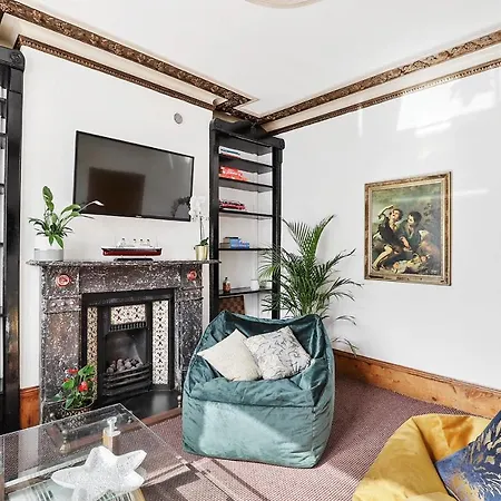 Stunning Victorian Property Near Canary Wharf! Holiday home London
