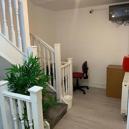 Luxury 5-Room House - Your Perfect Getaway Awaits Homestay Goodmayes