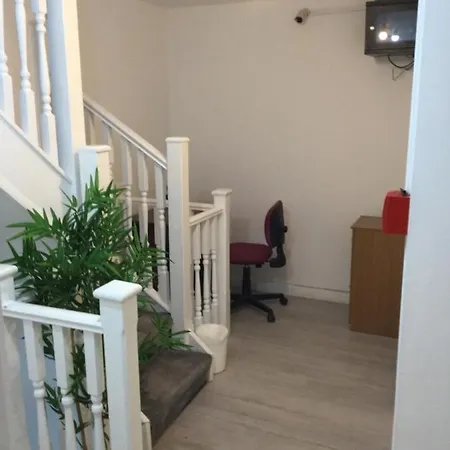 Luxury 5-Room House - Your Perfect Getaway Awaits Homestay Goodmayes