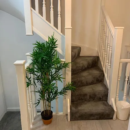 Luxury 5-Room House - Your Perfect Getaway Awaits Goodmayes