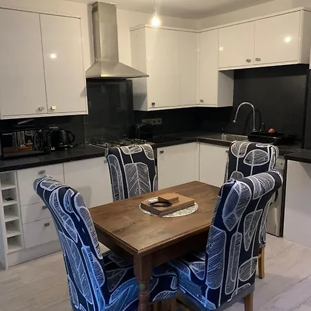 Luxury 5-Room House - Your Perfect Getaway Awaits Homestay