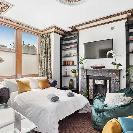 Stunning Victorian Property Near Canary Wharf! * London