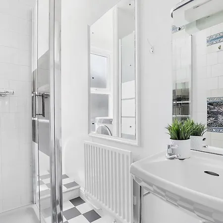Stunning Victorian Property Near Canary Wharf! *