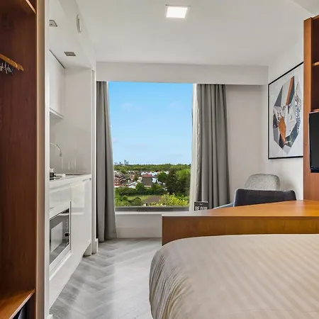 Roomzzz Stratford