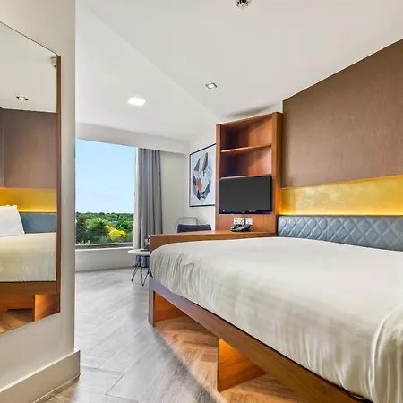 Roomzzz Stratford Aparthotel