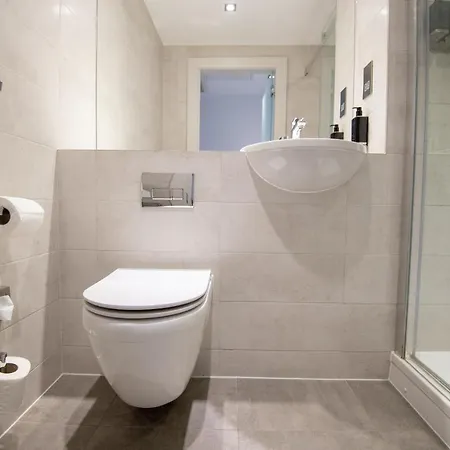 Roomzzz Stratford 4* Londra