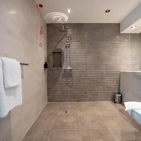 Roomzzz Stratford Aparthotel