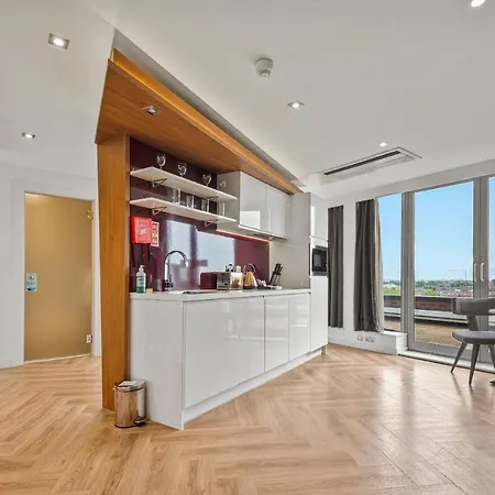 Roomzzz Stratford 4* Londra