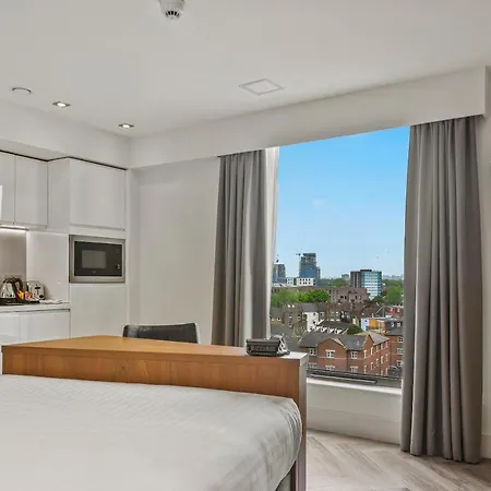 Aparthotel Roomzzz Stratford