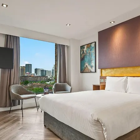 Roomzzz Stratford Aparthotel 4*