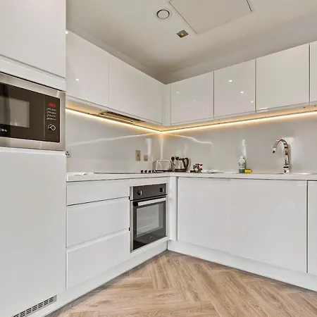 Roomzzz Stratford 4* Londra