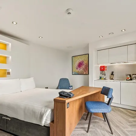 Roomzzz Stratford 4* Londra