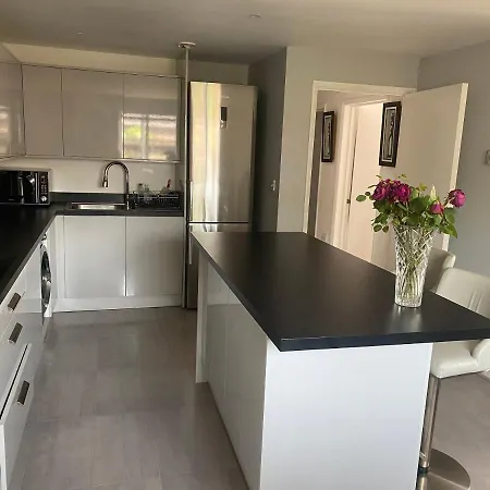 Appartement Modern 2 Bedroom Flat With Sky Tv & Free Parking *