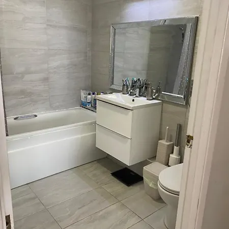 Modern 2 Bedroom Flat With Sky Tv & Free Parking Appartement