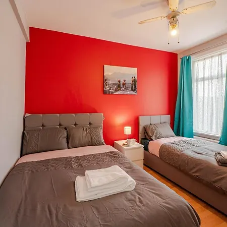 Cheerful 4 Bedrooms 8 Mn To Train Station Holiday home *