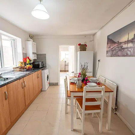 Holiday home Cheerful 4 Bedrooms 8 Mn To Train Station