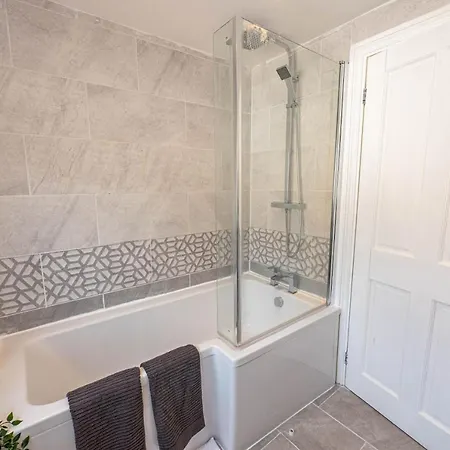 Cheerful 4 Bedrooms 8 Mn To Train Station