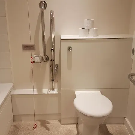 Redbridge Hotel *