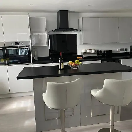 Appartement Modern 2 Bedroom Flat With Sky Tv & Free Parking