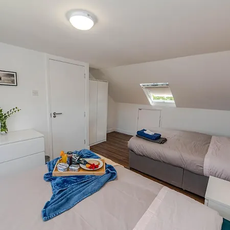 4 Bedrooms,2 Bathrooms House With Free Parking Casa de Férias