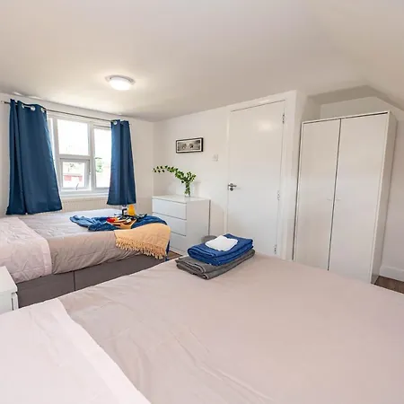 4 Bedrooms,2 Bathrooms House With Free Parking