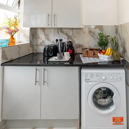 4 Bedrooms,2 Bathrooms House With Free Parking * Plumstead (Greater London)