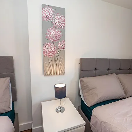 4 Bedrooms,2 Bathrooms House With Free Parking